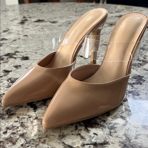 Nude patent heels with clear strap. Pre-Owned Condition-Appears New. Size 39/8.5 - Picture 5 of 5